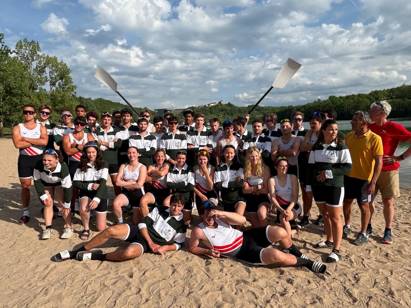Le club au complet, pelles levées, au bord du Lac du Causse